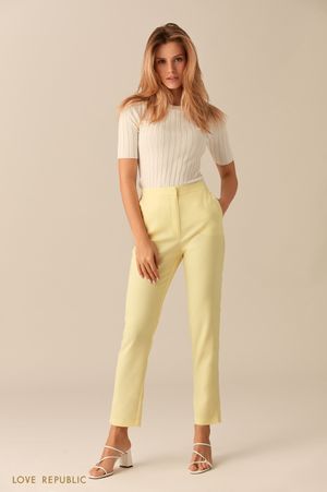 

Тонкий молочный джемпер в рубчик