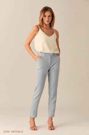 

Топ-майка молочного цвета с асимметричными деталями