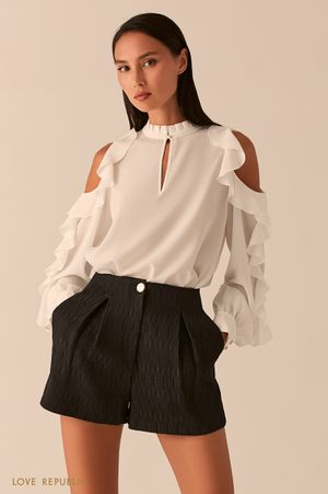 

Черные фактурные шорты с защипами