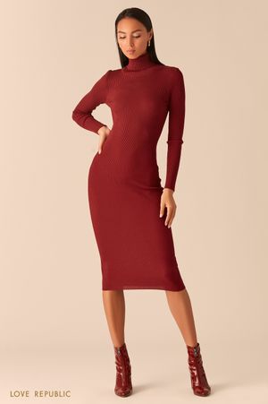 

Платье из рельефного трикотажа с высоким горлом вишневого цвета