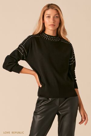 

Мягкий свитер с металлическими заклепками