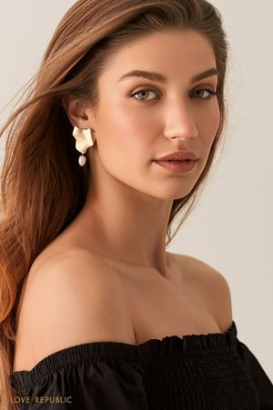 

Серьги из мятого металла с натуральными жемчужинами