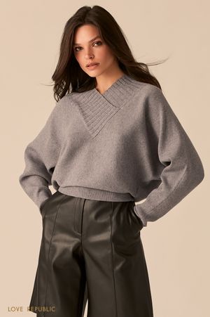 

Фактурный oversize свитер с V-образным вырезом