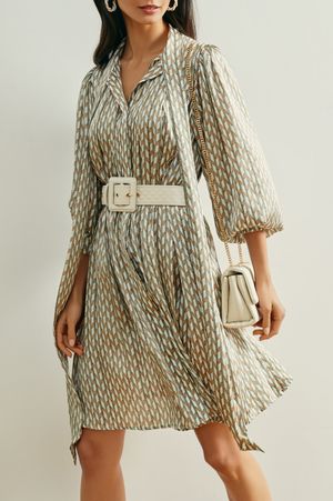 

Лёгкое платье с фисташковым принтом и лентой на шее