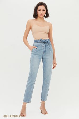 

Джинсы mom с поясом в оттенке голубой индиго