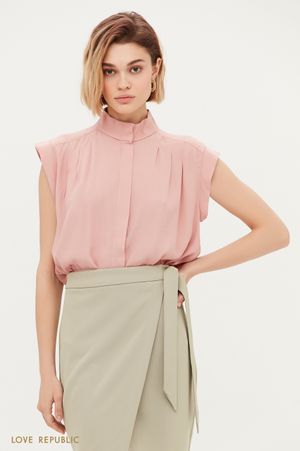 

Блузка из вискозы с защипами на плечах