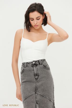 

Приталенный топ с вырезом сердечком