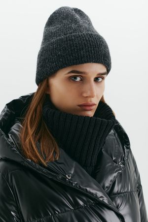 

Вязаная шапка с отворотом