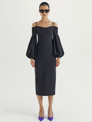 

Приталенное платье с открытыми плечами