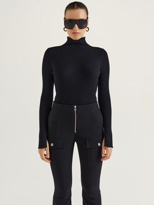 

Трикотажная водолазка в рубчик