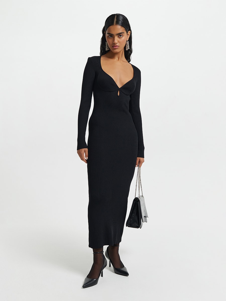 Трикотажное платье с вырезом