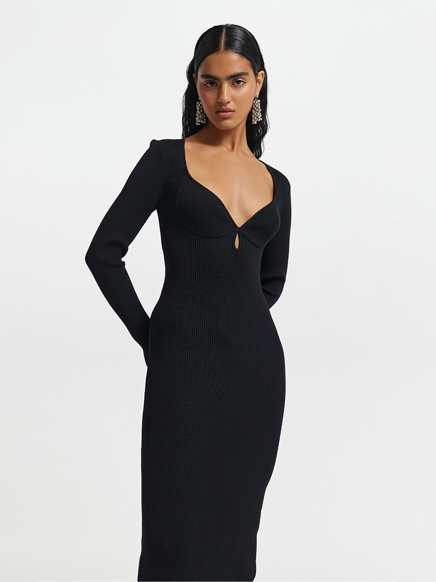 Трикотажное платье с вырезом