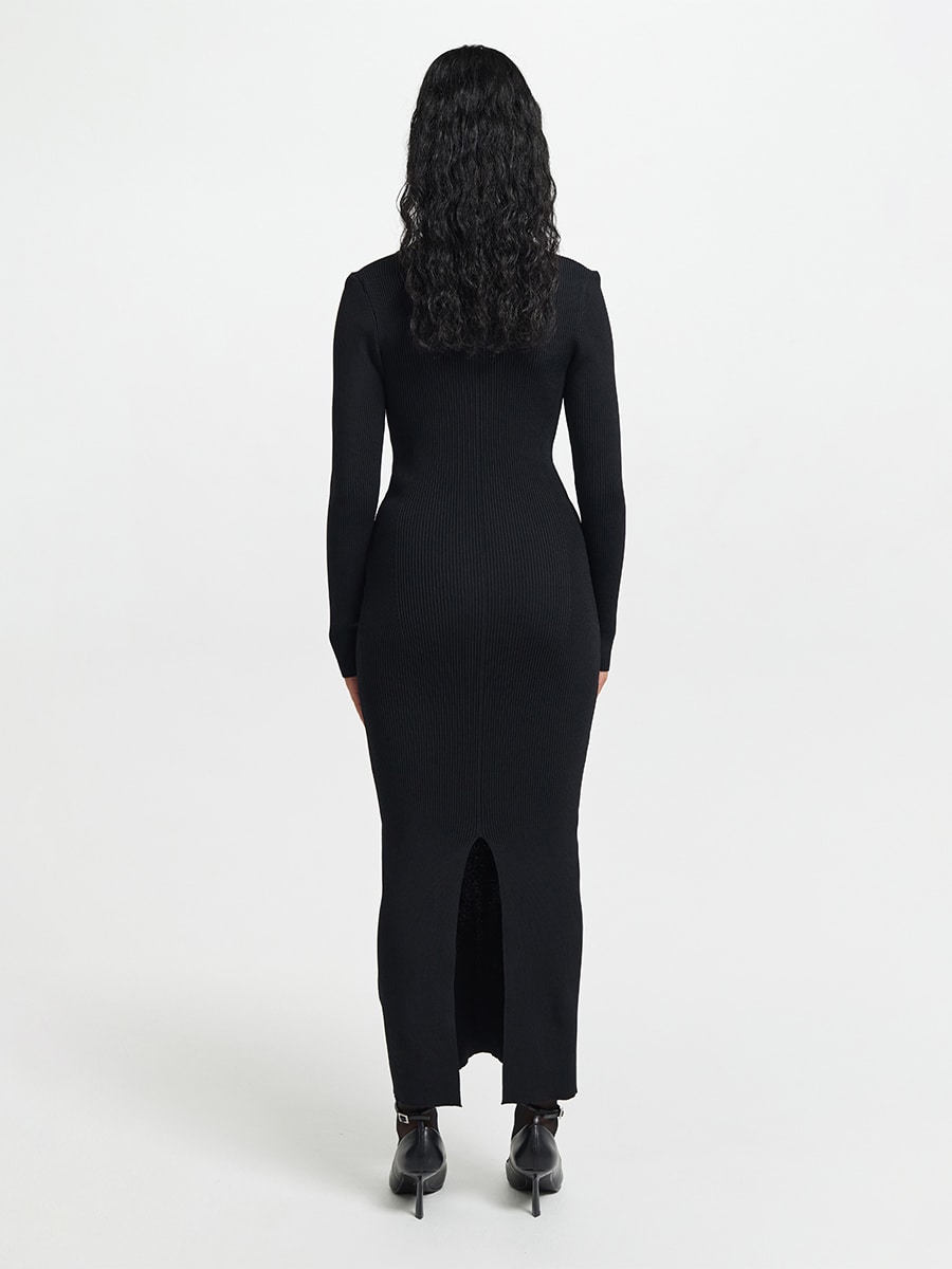 Трикотажное платье с вырезом