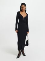 Трикотажное платье с вырезом