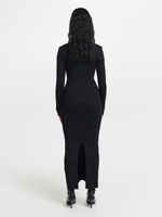 Трикотажное платье с вырезом