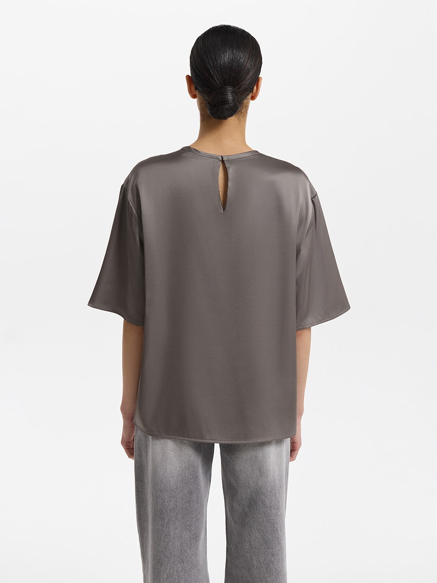 Футболка из атласной ткани