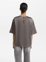 Футболка из атласной ткани