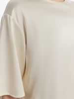 Футболка из атласной ткани