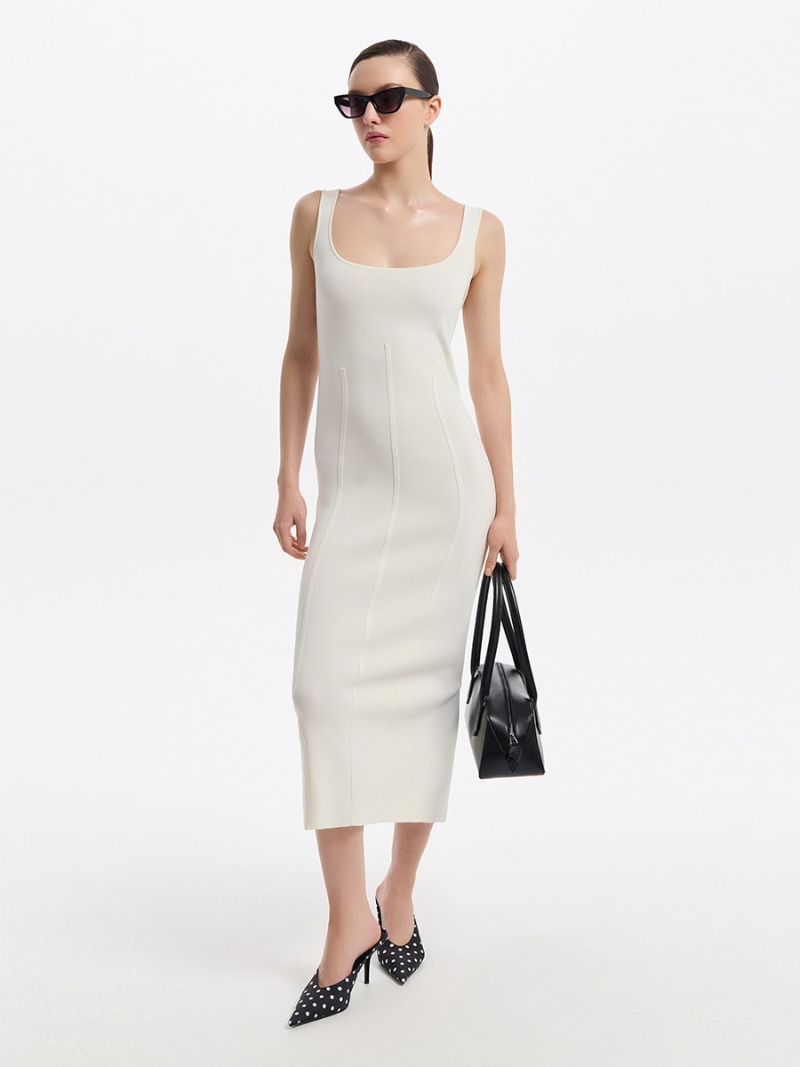 Трикотажное платье с драпировкой на спине