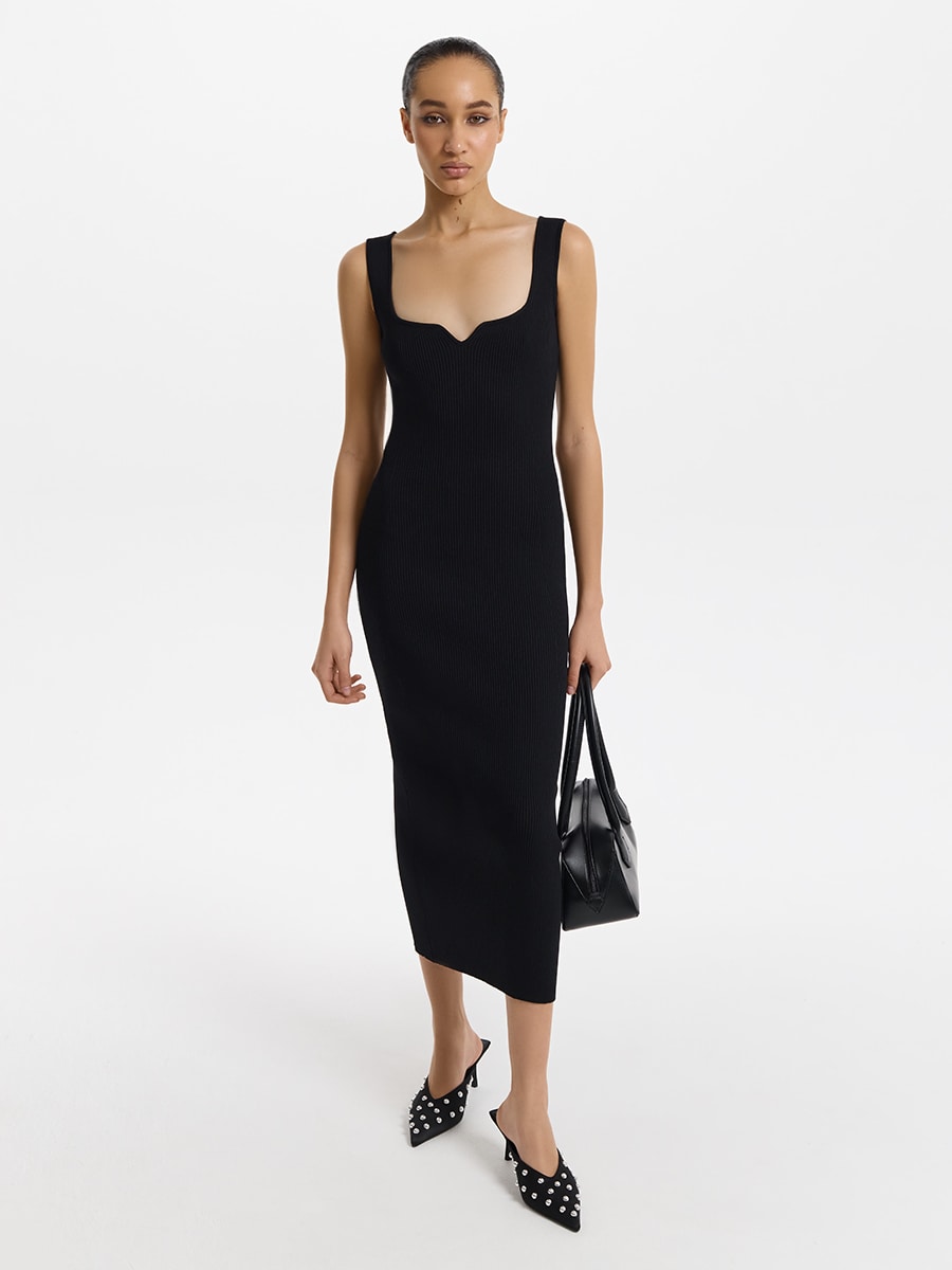 Трикотажное платье с фигурным вырезом