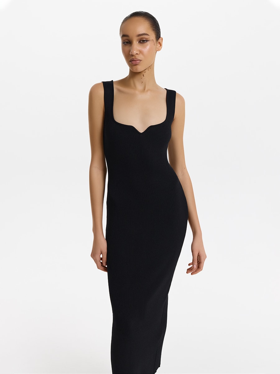 Трикотажное платье с фигурным вырезом