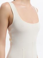 Трикотажное платье с драпировкой на спине