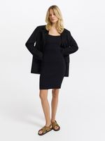 Трикотажное платье с открытыми плечами