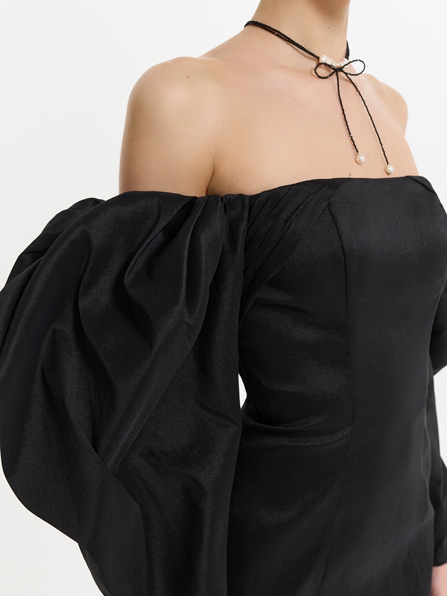 Платье с объемными рукавами