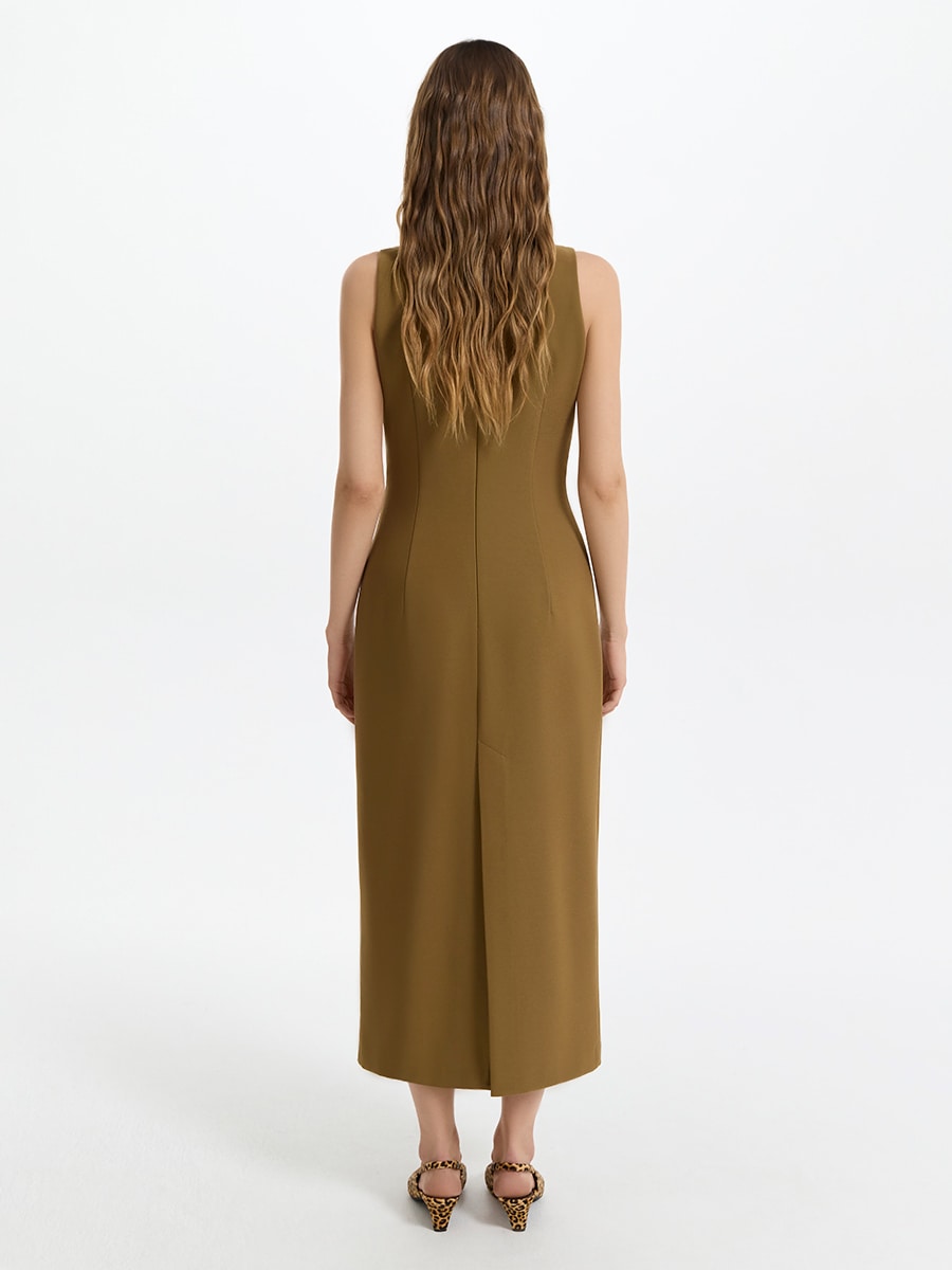 Платье-футляр с треугольным вырезом