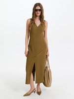 Платье-футляр с треугольным вырезом