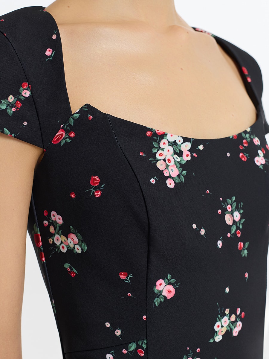 Платье-футляр