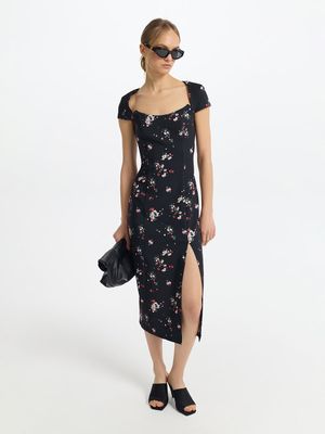 

Платье-футляр с разрезом