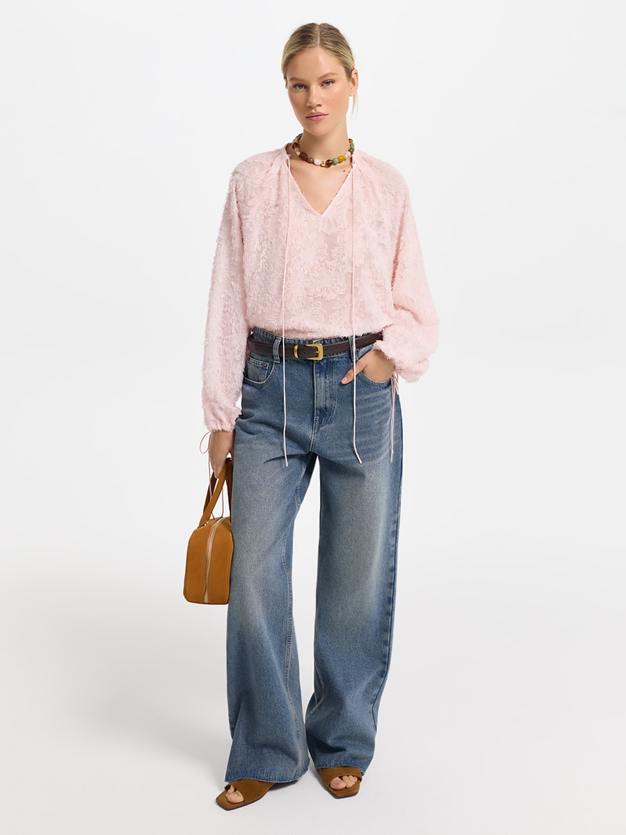 Блузка с объемными цветами