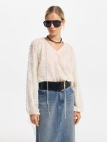 Блузка с объемными цветами