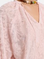 Блузка с объемными цветами