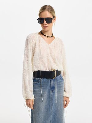 

Блузка с объемными цветами