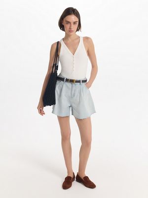 

Джинсовые шорты с защипами