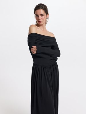 Платье с открытыми плечами