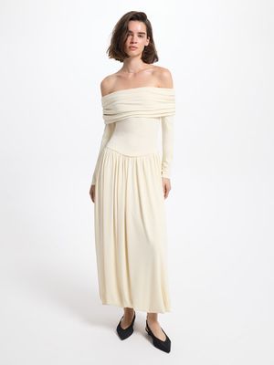 

Платье с открытыми плечами