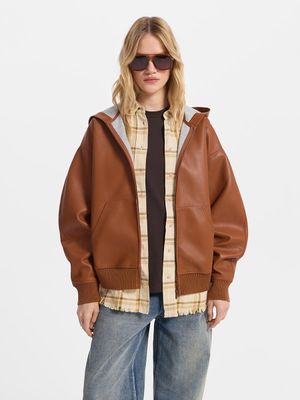 

Куртка из экокожи с капюшоном