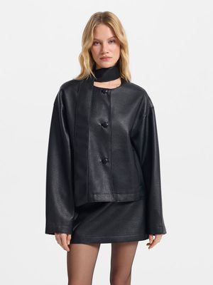 

Жакет из экокожи с шарфом