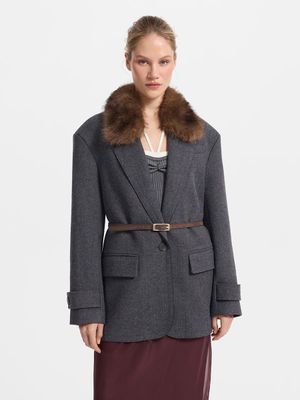 

Однобортный жакет с ремнем и меховой отделкой