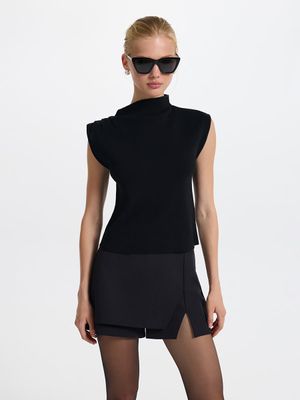 

Трикотажный топ асимметричного кроя