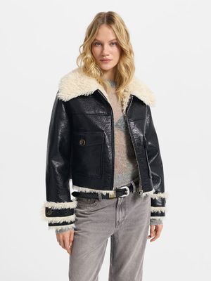 

Укороченная дубленка из лаковой экокожи