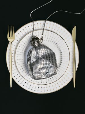 Сумка-бутылка на цепочке