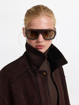 

Солнцезащитные очки с футляром