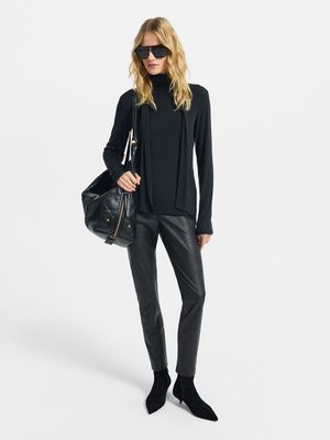 

Зауженные брюки из экокожи