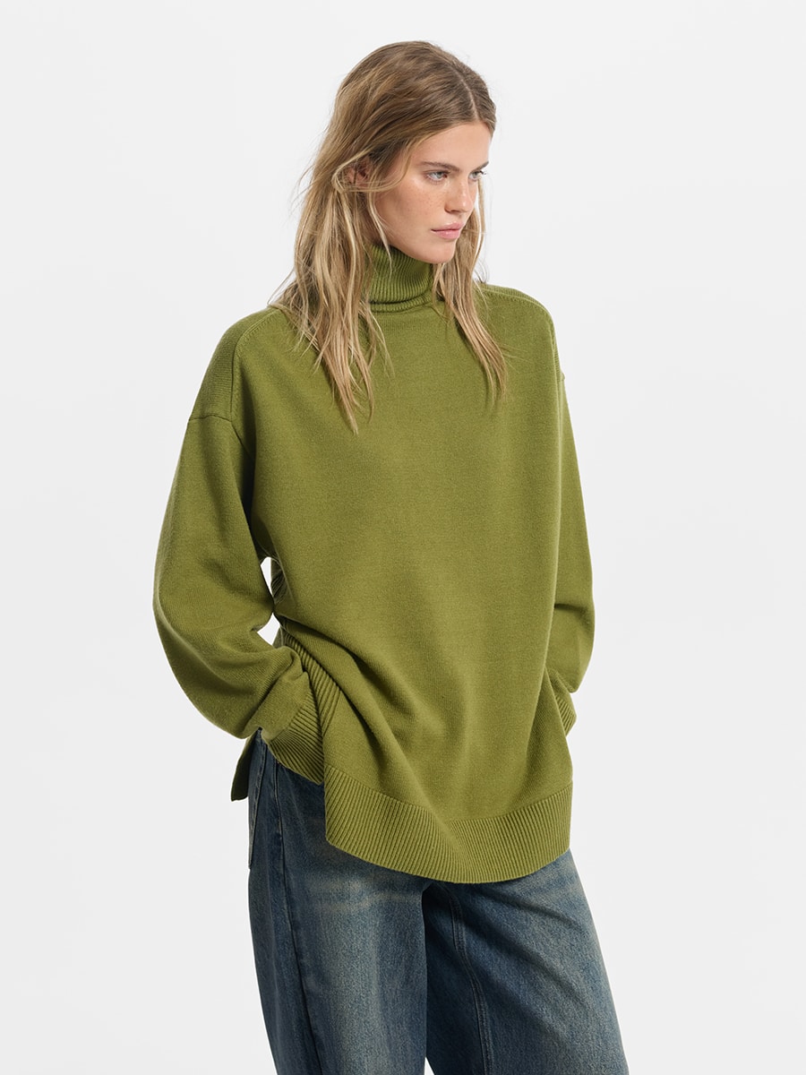 Свитер свободного кроя с разрезами