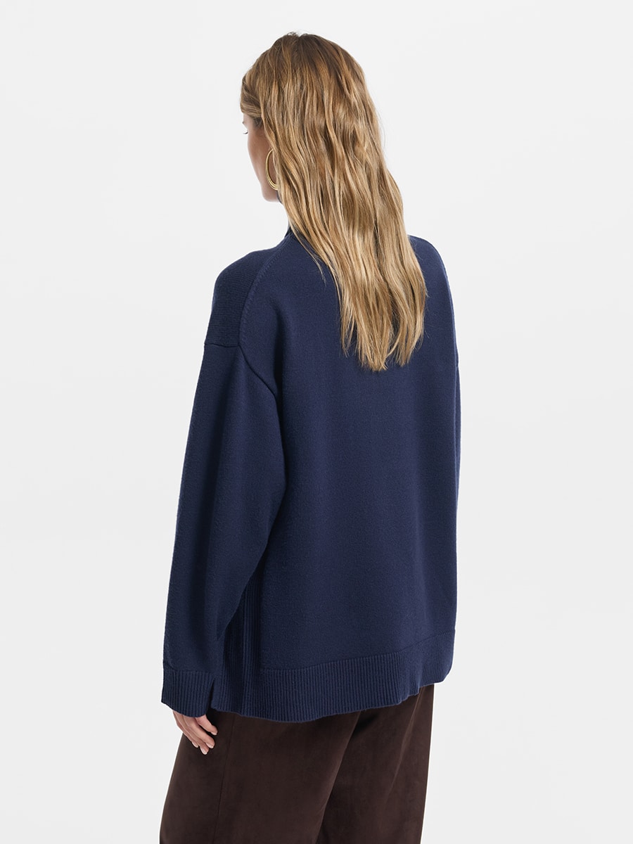 Свитер свободного кроя