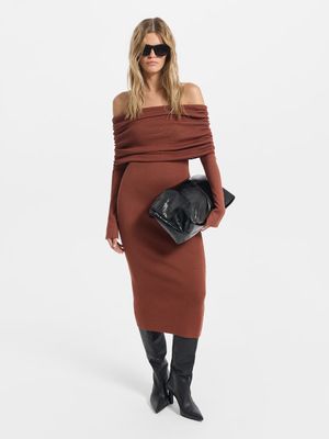 

Трикотажное платье миди с открытыми плечами